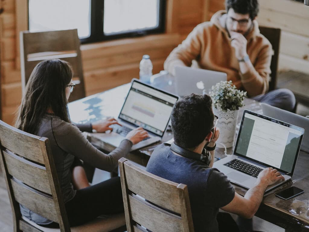Beneficios del policarbonato en instalaciones comerciales modernas